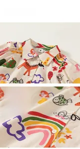 Détail du col classique et des motifs animés colorés sur une chemise en coton enfant