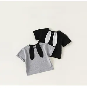 Dettaglio di orecchie di coniglio sul colletto di t-shirt per bambini nere e grigie