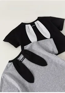 T-shirt in cotone grigio e nero distese con graziose decorazioni a orecchie di coniglio 3D