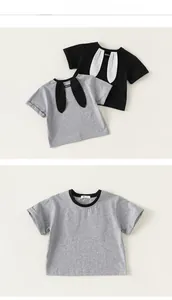 Dettaglio di magliette per bambini in cotone con decorazione orecchie di coniglio
