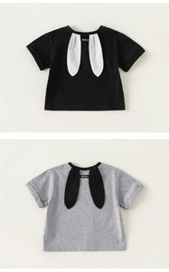 Dettaglio di magliette in cotone per bambini con orecchie di coniglio carine in nero e grigio