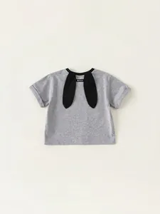 T-shirt grigia per bambini a maniche corte con dettagli a orecchie di coniglio e scollo