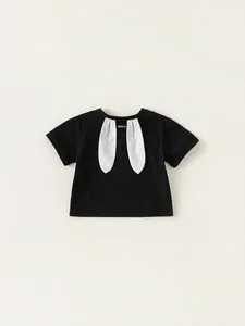T-shirt classica per bambini in cotone nero con graziose orecchie di coniglio 3D sul retro