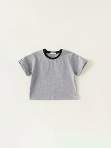 T-shirt grigia minimalista per bambini con girocollo classico e dettagli a contrasto