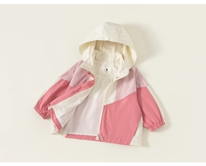 Detail der farbblockierten Kapuzenjacke für Mädchen mit rosa und beige Paneelen