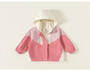 Detailansicht der pinkfarbenen Colorblock-Kapuzenjacke mit Reißverschluss und Knopf