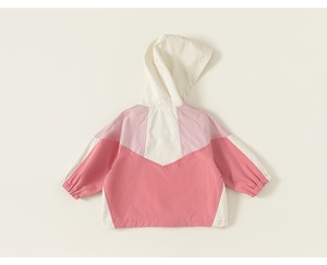 Rückansicht der Kapuzenjacke für Mädchen mit rosa-beige Farblock-Design und elastischen Bündchen