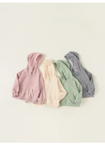 Détail à plat de quatre sweats à capuche pour enfants en tons pastels avec fermeture éclair