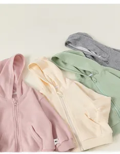 Détail à plat de quatre sweats à capuche pour enfants en maille gaufrée pastel doux