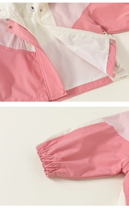 Detail der pink-weißen Kapuzenjacke mit Harzreißverschluss und elastischen Bündchen