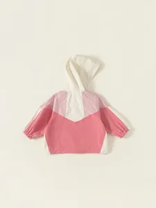 Windjacke für Mädchen mit Kapuze in Rosa und Weiß mit elastischen Bündchen am Ärmel