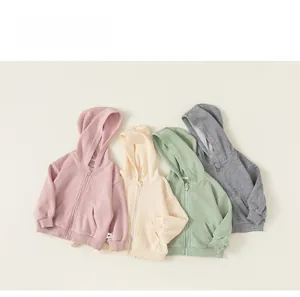 Vue détaillée de quatre vestes à capuche en maille gaufrée de couleurs variées