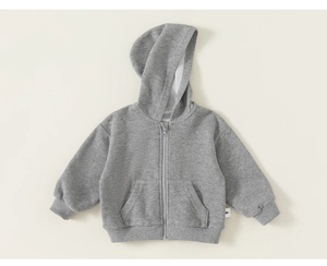 Détail d'un sweat à capuche gris pour tout-petit avec poignets côtelés et coton doux