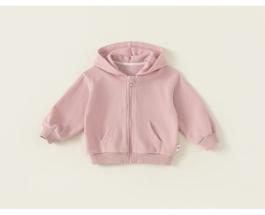 Détail d'un sweat à capuche rose pour enfant avec poches et poignets élastiques