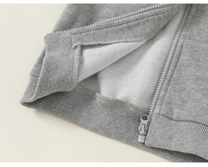Détail du bord-côte de sweat à capuche gris, extrémité du zip et doublure polaire douce