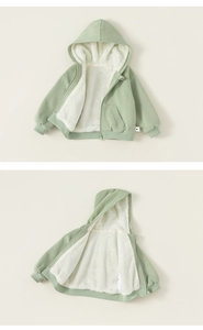 Détail du sweat à capuche enfant vert sauge montrant la doublure polaire blanche et le zip