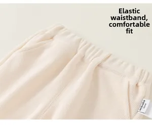 Détail d'un pantalon en maille pour enfant avec taille élastique et texture côtelée douce