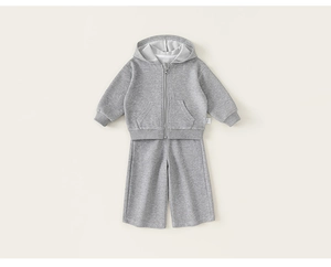 Détail d'un ensemble sweat à capuche gris pour enfant en coton doux avec poignets côtelés