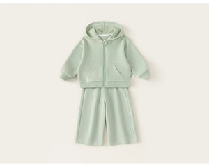Détails à plat d'un ensemble de sport pour enfants vert menthe avec sweat à capuche