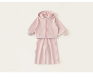 Détail d'un ensemble de survêtement rose en tricot pour tout-petit avec sweat à capuche zippé