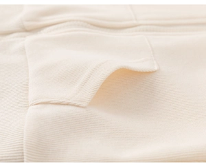 Détail du tissu en maille côtelée et poche plaquée sur ensemble de sport enfant