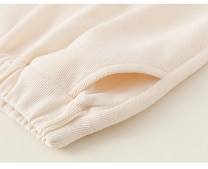 Détail de la taille élastique en maille côtelée et poche latérale du gilet enfant