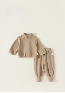 Détail de l'ensemble en polaire pour enfant montrant la texture douce et le col boutonné
