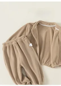 Vue détaillée d'un ensemble pyjama en polaire double face pour enfant en marron