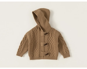 Detail van kabelgebreide textuur en houtje-touwtje sluiting op kinderhoodie vest