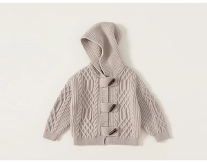 Macro-opname van beige kabelgebreid vest met houten houtje-touwtje knopen en capuchon