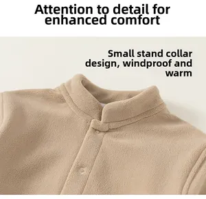 Gros plan d'une veste en polaire beige avec col montant coupe-vent et boutons
