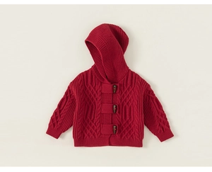 Detail van rood gebreid kindervest met kabelpatroon en houten houtje-touwtje knopen
