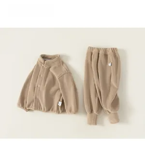 Détail de l'ensemble en polaire kaki pour bambin avec haut boutonné et pantalon à revers
