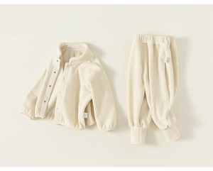 Détail de l'ensemble bébé en polaire avec veste et pantalon en peluche blanc crème