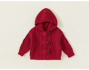 Detailopname van rood gebreid vest met capuchon, kabelpatroon en houtje-touwtje