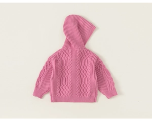 Detail van roze babyvest met capuchon in kabelbreisel en geribbelde zoom aan de achterkant