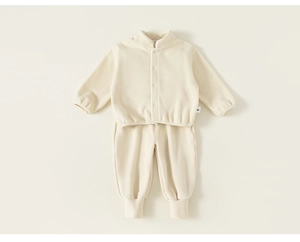 Vue détaillée d'un ensemble sweat et pantalon en polaire blanc crème pour jeunes enfants
