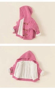 Detail van roze gebreid vest met imitatie lamswollen voering en houten knopen