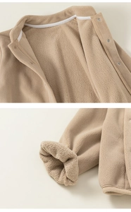 Détails de la veste polaire kaki avec boutons au col et texture douce en gros plan