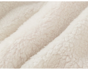 Macro-opname van zachte crèmewitte sherpa fleece stof met warme pluizige textuur