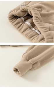 Détails du pantalon en polaire avec taille élastique et chevilles côtelées pour enfant