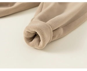 Gros plan sur la texture douce du molleton beige pour ensemble sweat-shirt enfant