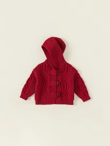 Rood gebreid vest met capuchon voor kinderen met kabelpatroon en houtje-touwtje