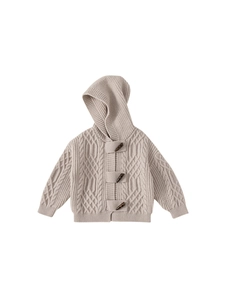 Gebreid kinderjasje met capuchon, houtje-touwtje sluiting en kabelpatroon in beige