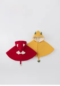 Détail de la doublure polaire épaisse et du motif cœur sur les ponchos d'hiver pour bébés