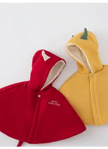 Détail de la cape à capuche pour bébé avec doublure polaire et décor de cornes 3D