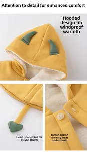 Détails de la cape à capuche jaune pour bébé avec doublure en polaire et accents de cornes