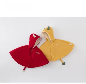Détail de capes à capuche rouges et jaunes pour bébé avec doublure polaire et cœurs
