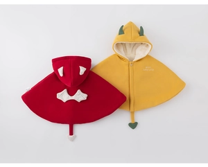 Détail de capes à capuche pour bébé en polaire rouge et jaune avec petites cornes mignonnes