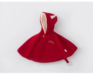 Détail de cape à capuche rouge pour bébé avec doublure polaire et broderie décorative